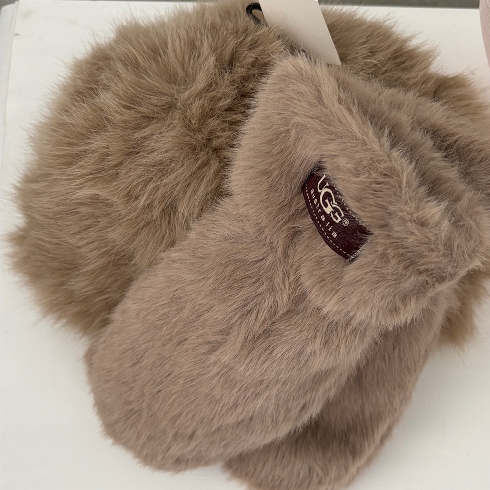 Ugg new 2 peace mittens and hat set.